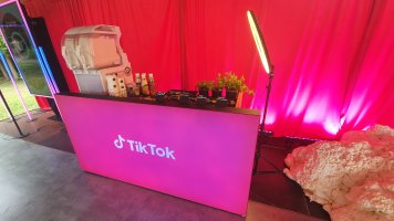 Jogurt Bar - stoisko TikTok na FEST Festival