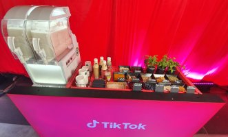 Jogurt Bar - stoisko TikTok na FEST Festival