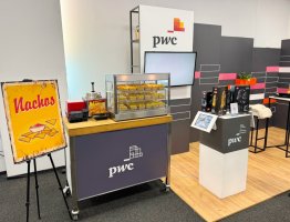 Nachos bar na stoisku PwC podczas No Code Days 