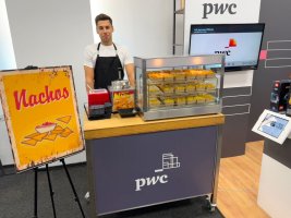 Nachos bar na stoisku PwC podczas No Code Days 